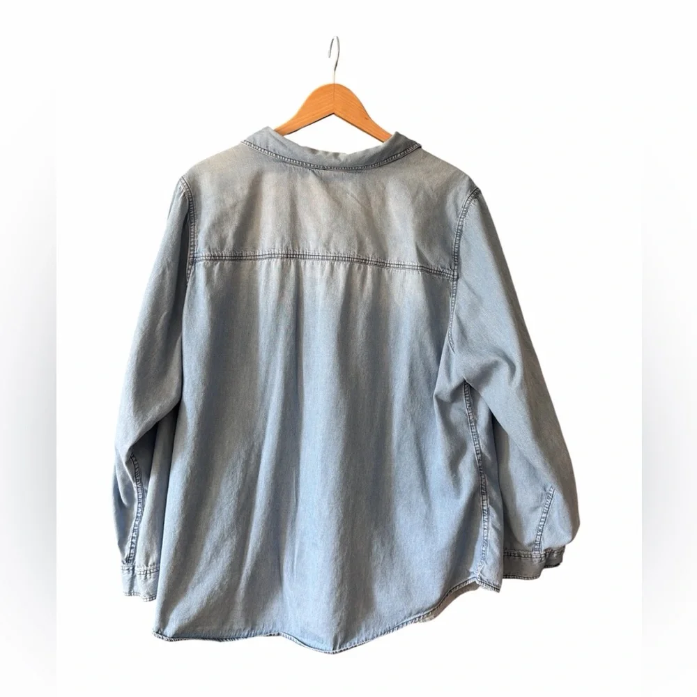 Torrid Light Wash Chambray Button Down Shirt Size 3 - Picture 2 of 7